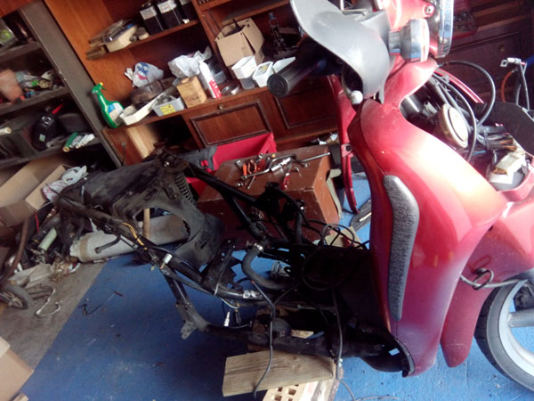 avant du scooter démonté